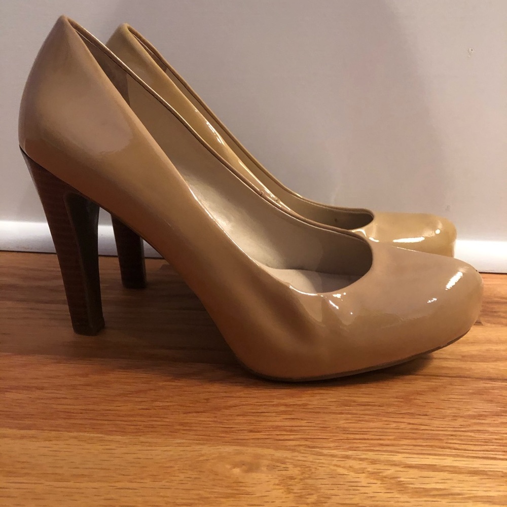 Nude patent leather Franco sarto pumps